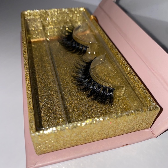 Lashes - Picture 3 of 3